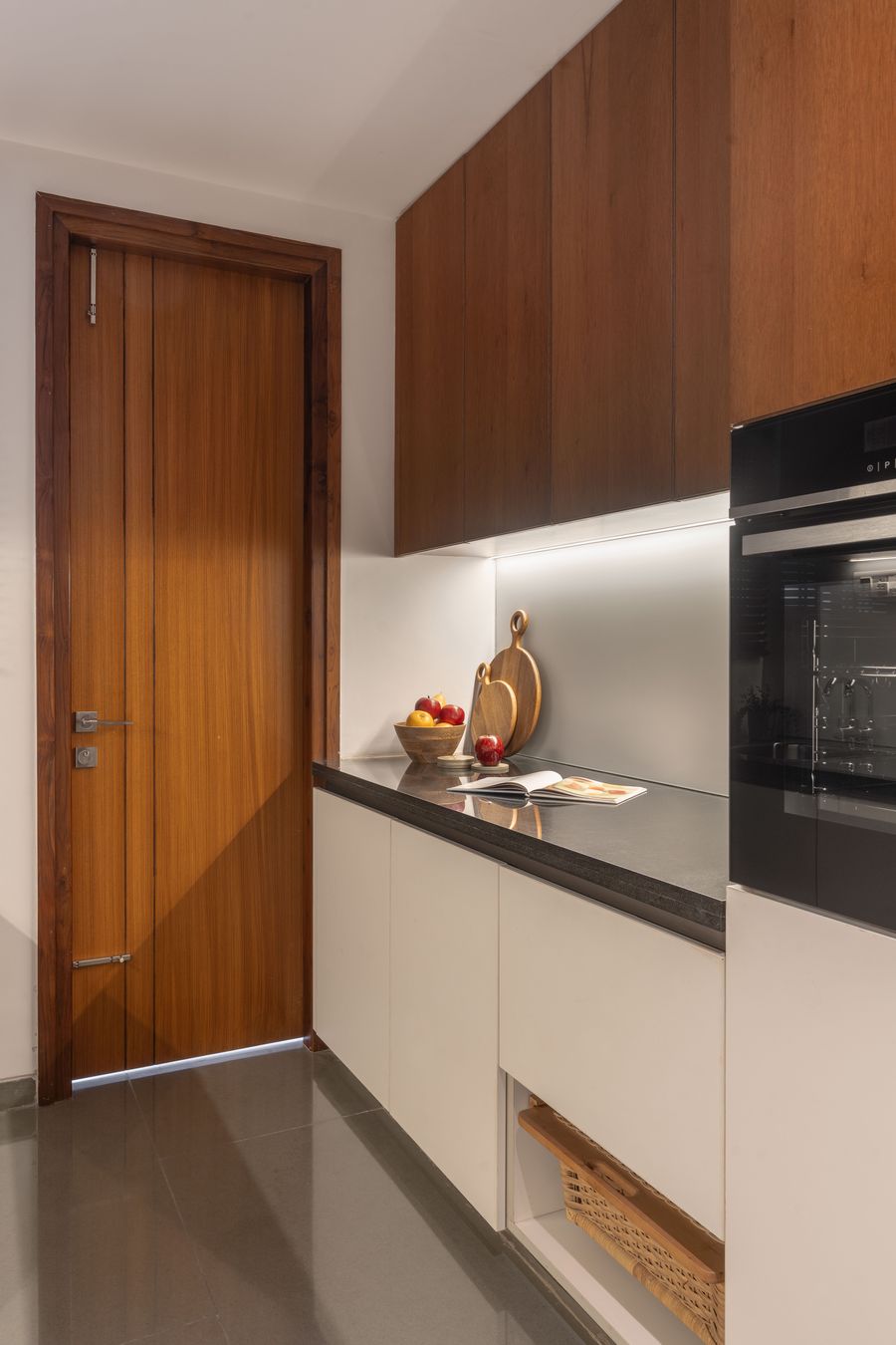 Kitchen island in white and walnut
